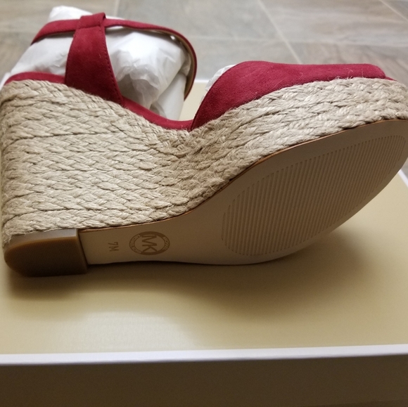 New Michael Kors Carlyn Wedge Berry heels sandals - Picture 3 of 5